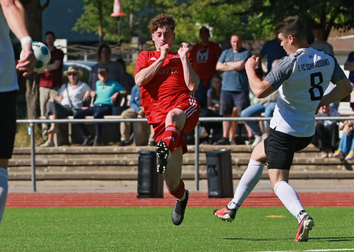 Hier schlägt der Schwabsburger Benno Zimmermann (r.) den Ball noch vor dem heranstürmenden Daniel Krimmel weg, später verkürzte dieser zum 1:3-Endstand.