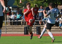 Hier schlägt der Schwabsburger Benno Zimmermann (r.) den Ball noch vor dem heranstürmenden Daniel Krimmel weg, später verkürzte dieser zum 1:3-Endstand.