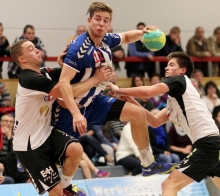 Sehr engagiert, wie hier Torsten Schmitt (l.) und Manuel Werber den Budenheimer Philipp Kukula bearbeiten. Das war allerdings nicht der Regelfall im Oberliga-Derby, das die Sportfreunde Budenheim von Beginn an dominierten.  