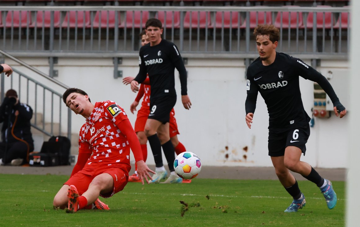 Der Hinrundenabschluss im Bruchwegstadion endete für die Mainzer U23 (l. Marcel Kalemba) wie mehrere Partien zuvor mit einer 0:1-Niederlage, trotz spielerisch guter Ansätze.