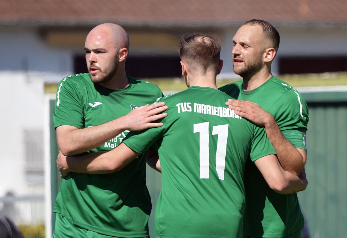 Erst 34-mal konnten Mateo Trapp (r.) und seine Mitspieler (v.l. Marc Beck, Edis Sinanovic) Tore bejubeln. Gegen den TuS Rüssingen müssen mehr solcher Szenen hinzukommen.