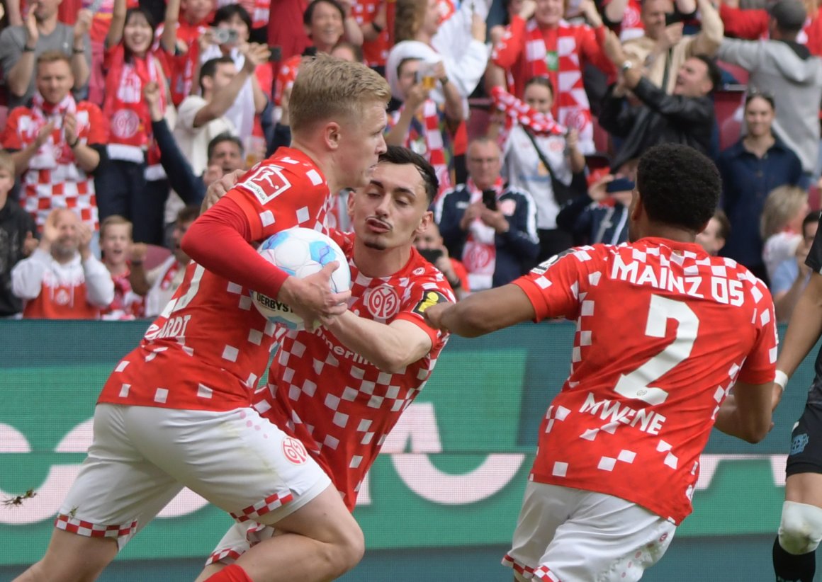 Eilig hatten es Jonathan Burkardt, Paul Nebel und Phillipp Mwene nach dem Strafstoß zum 2:2. Das Unentschieden aber reichte ihnen, um die Conference League zu erreichen.