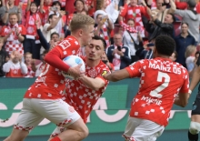 Eilig hatten es Jonathan Burkardt, Paul Nebel und Phillipp Mwene nach dem Strafstoß zum 2:2. Das Unentschieden aber reichte ihnen, um die Conference League zu erreichen.