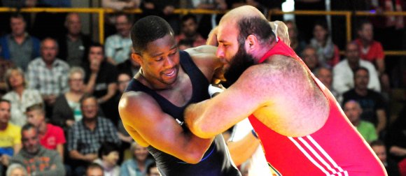 Vom Ismail Güzel (r.) hatten die Mainzer in Schifferstadt einen Punkt im Greco-Schwergewichtl eingeplant - der 130-Kilo-Mann holte ihn.