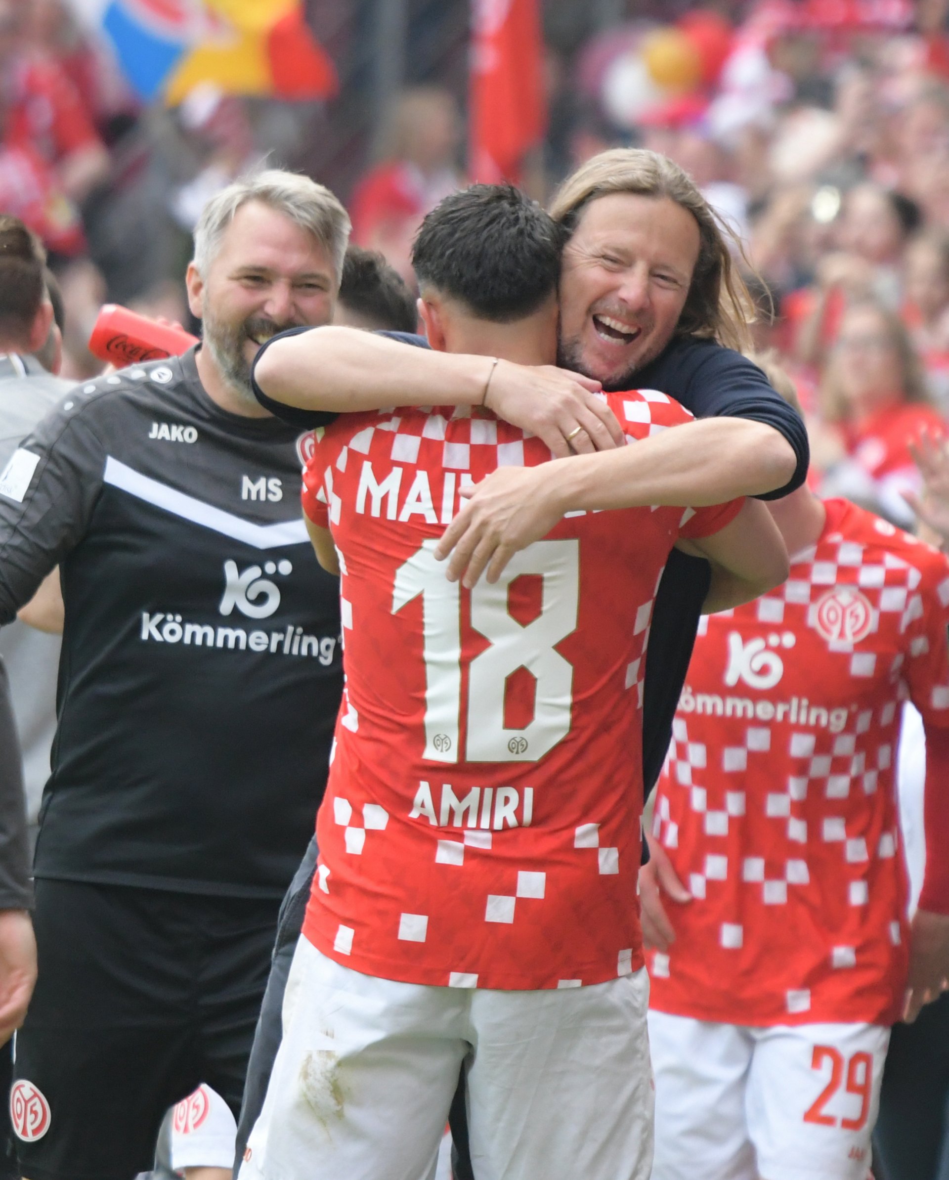 Innige Umarmung: Bo Henriksen herzt seinen Spielmacher Nadiem Amiri (Kotrainer Michael Silberbauer gesellt sich gleich dazu), der nach einer Viertelstunde...