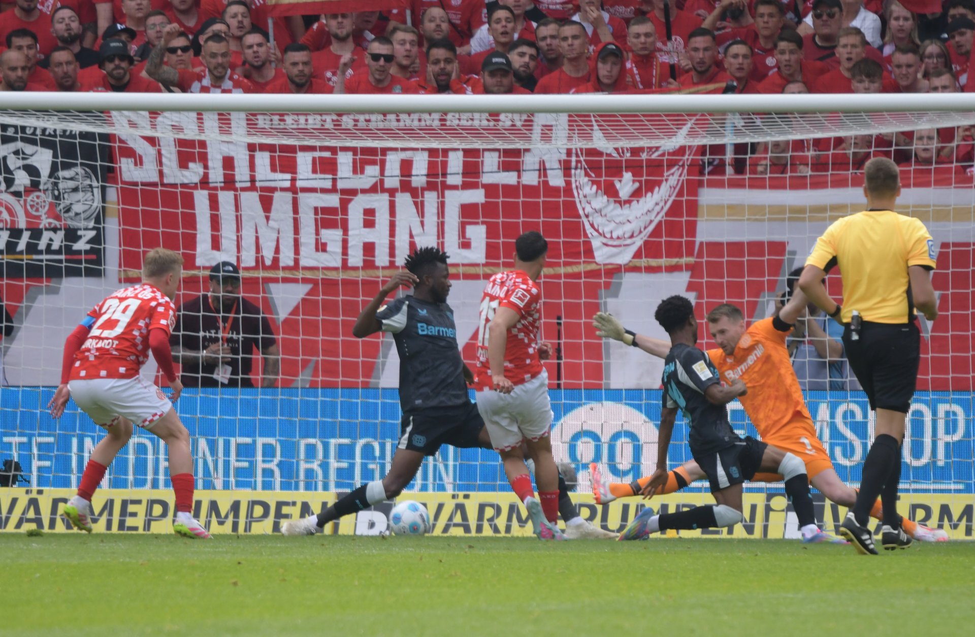 ...mit diesem Schuss den ersten Treffer im Spiel gegen Bayer Leverkusen erzielte, der den Mainzern aberkannt wurde...