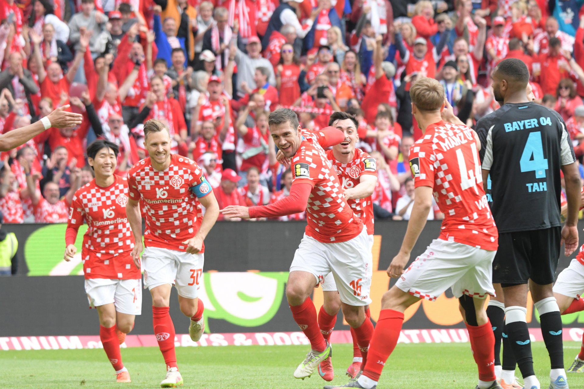 ...offensiv sorgte der Abwehrchef in der Schlussphase für das schönste Tor des Tages, nach dem die Mitspieler Mühe hatten, ihn wieder einzufangen...