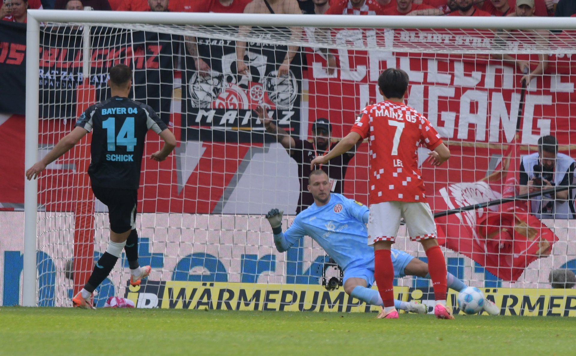 Als Patrik Schick diesen Elfmeter verwandelte, war die Mainzer Führung dahin. Nach dem Kopfballtor des Bayer-Stürmers zum 1:2 geriet sogar die Conference League in Gefahr.