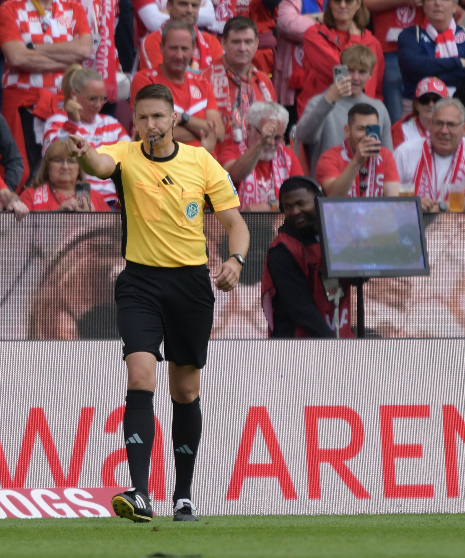 Schiedsrichter Tobias Reichel hatte nach einem seiner zahlreichen Ausflüge zum Spielfeldrandmonitor auf den Punkt gezeigt.