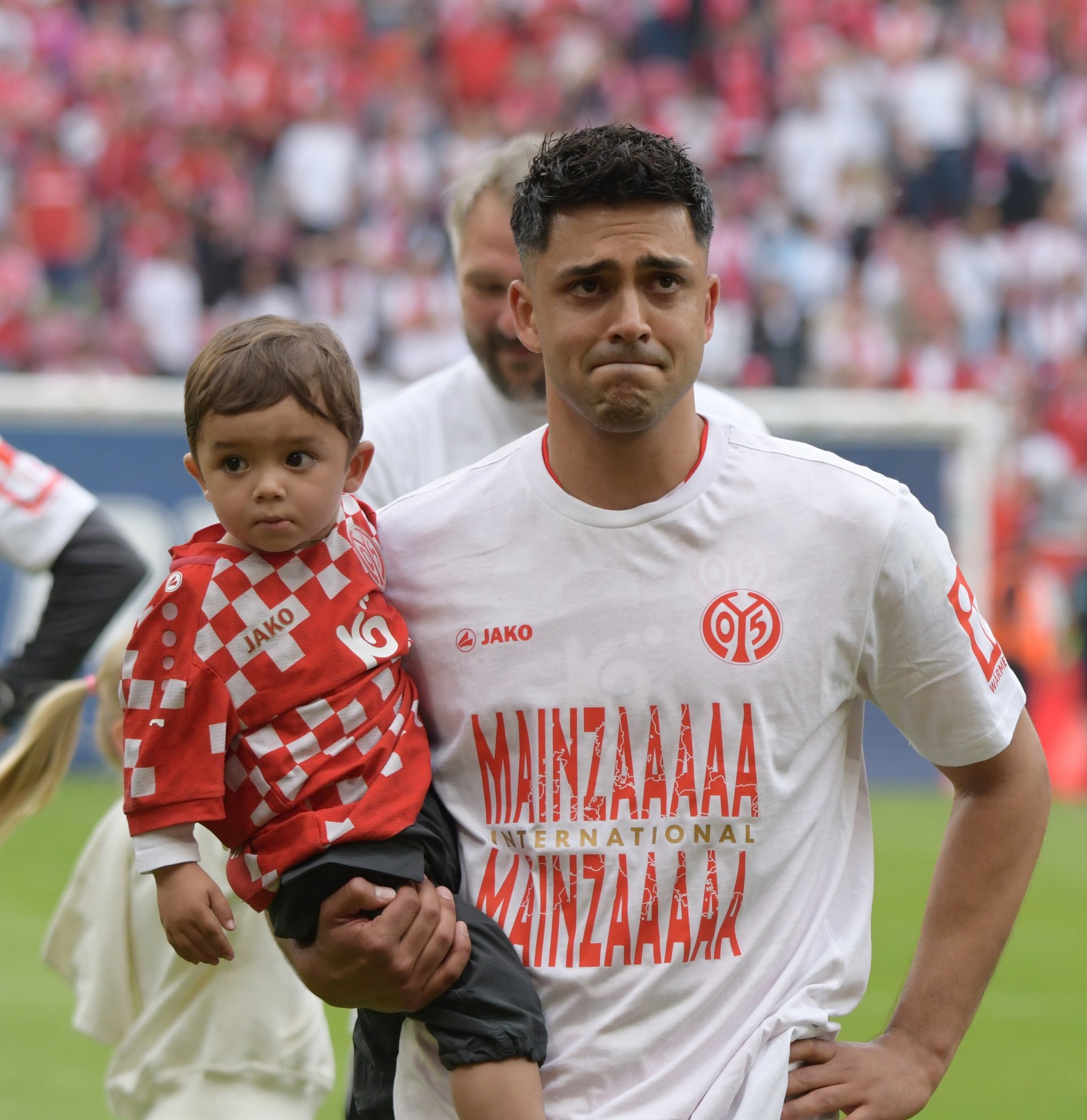 ...und Nadiem Amiri. Ob es sich um Emotionen wegen des Erreichten handelte oder ein Hinweis auf einen Abschied aus Mainz, werden die nächsten Tage oder Wochen zeigen. 
