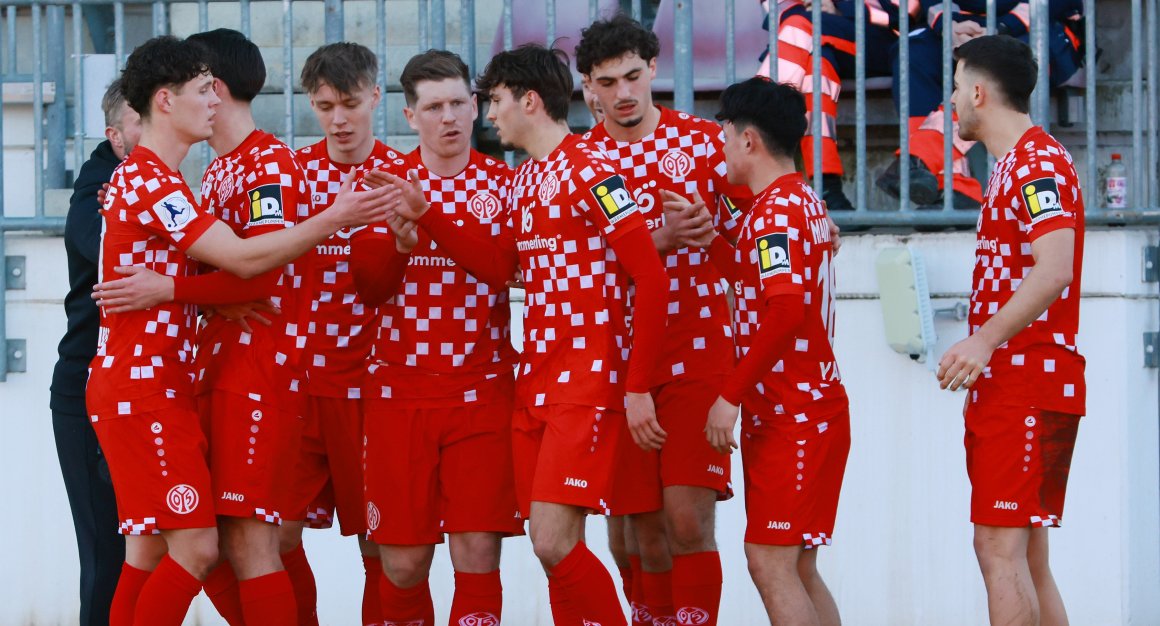 Aufatmen, abklatschen, Saison abhaken: Die U23 des FSV Mainz 05 bleibt nach einem Sie zum Rundenabschluss in Freiburg der Regionalliga Südwest erhalten.