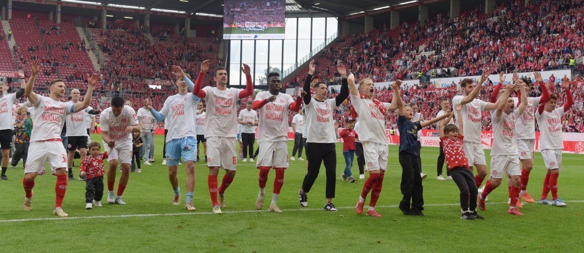 Beim Jubel vor der Kurve hielt Christian Heidel sich im Hintergrund. Diese Bühne überließ der Sportvorstand der Mannschaft.