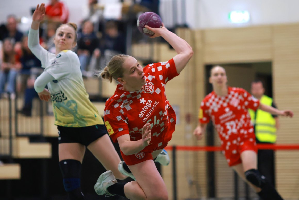 Für Claire Ramacher waren die beiden Spiele gegen den Bergischen HC recht ertragreich, wie im Heimspiel kam sie auch in Solingen auf fünf Treffer.