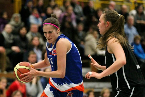 Das letzte Spiel des Jahres 2014 war ein erfolgreicher Auftritt einer intakten Mannschaft: Alle ASC-Spielerinnen hatten ihren Anteil - ob unterm Korb mit Centerin Katharina Feil..., 