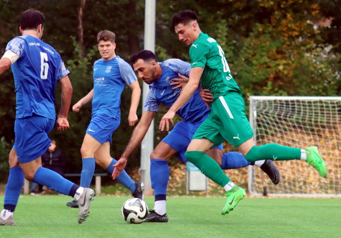 Im Heimspiel gegen den VfR Baumholder musste sich Serdel Günes (MItte) mit der TSG Bretzenheim in der erstem Halbzeit eines starken Gegners erwehren, nach der besseren zweiten Halbzeit kostete ein ungeschickt verursachter Strafstoß in der Nachspielzeit den Sieg.