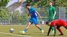 Efe Kaan Mutlu hat TuS-Torwart Leonidas Pozanis überlaufen und schießt zum 2:1 für den FC Aksu ein.