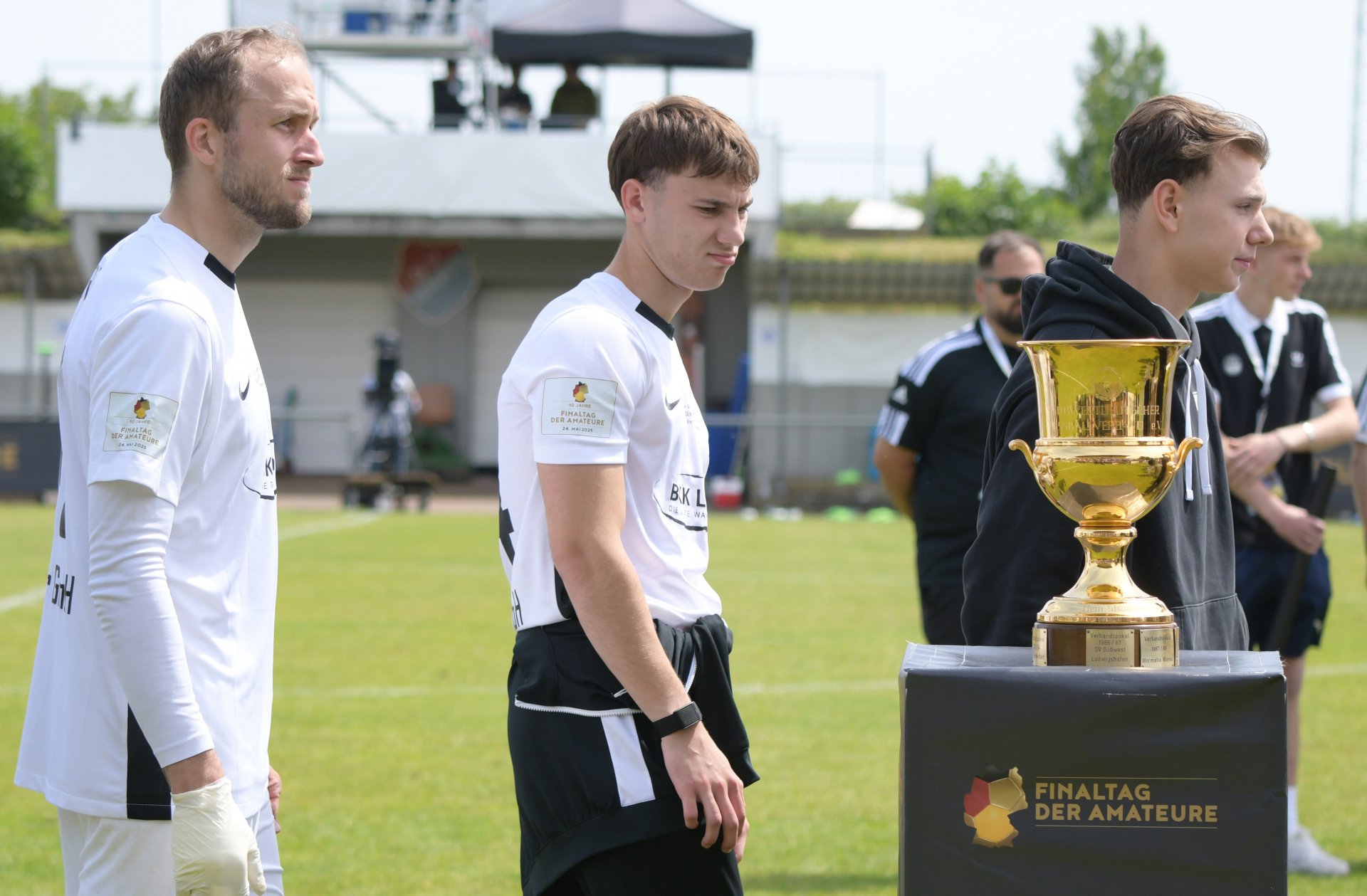 Nur gucken, nicht anfassen: Auf dem Weg zur Siegerehrung kamen die Schott-Spieler am Pokal vorbei, den sie ungewohnterweise diesmal nicht mit nach Hause nehmen durften.