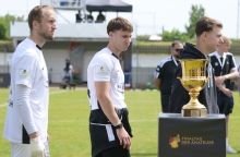 Nur gucken, nicht anfassen: Auf dem Weg zur Siegerehrung kamen die Schott-Spieler am Pokal vorbei, den sie ungewohnterweise diesmal nicht mit nach Hause nehmen durften.
