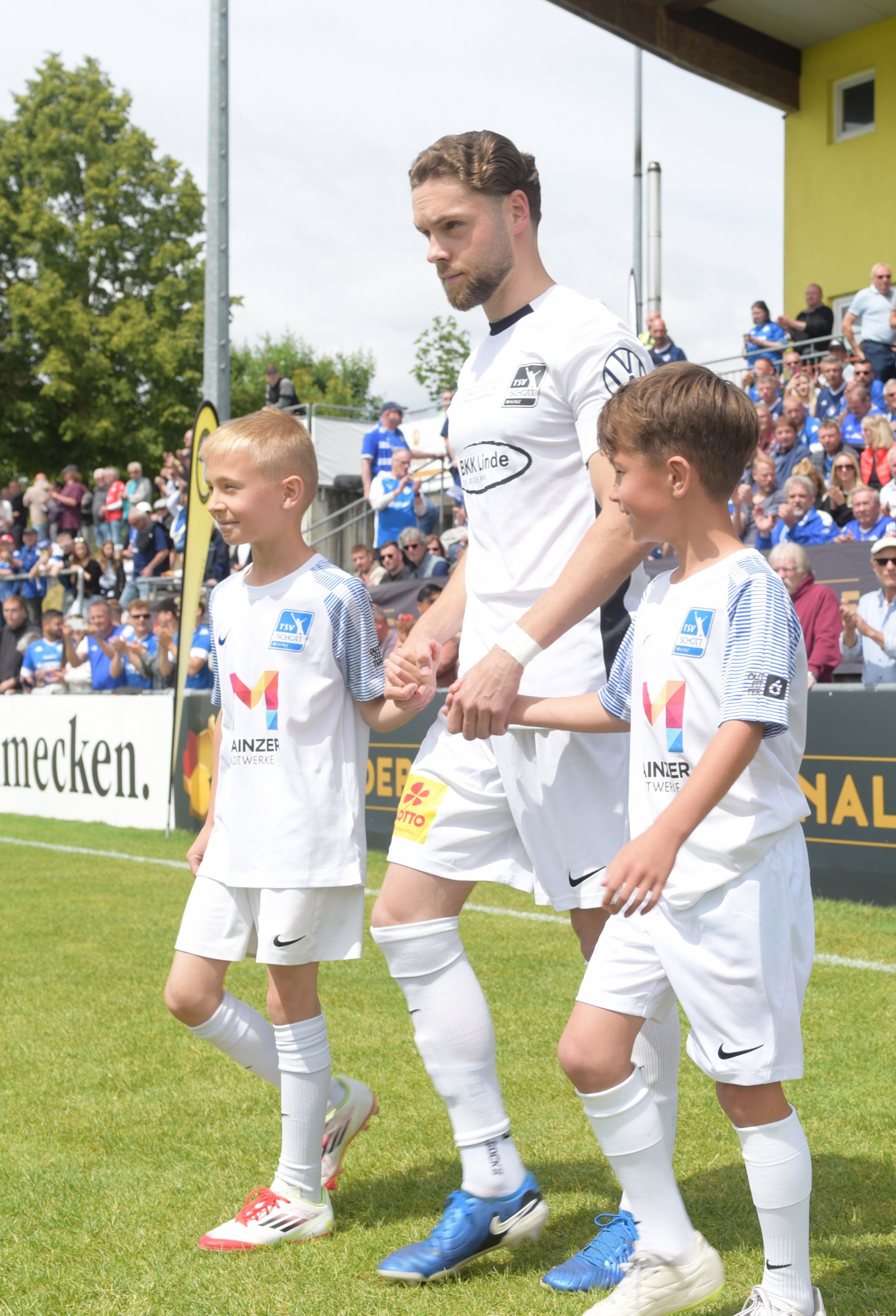 Beim Einlaufen war der Schott-Kapitän noch fest vom vierten Pokaltriumph in Serie ausgegangen...
