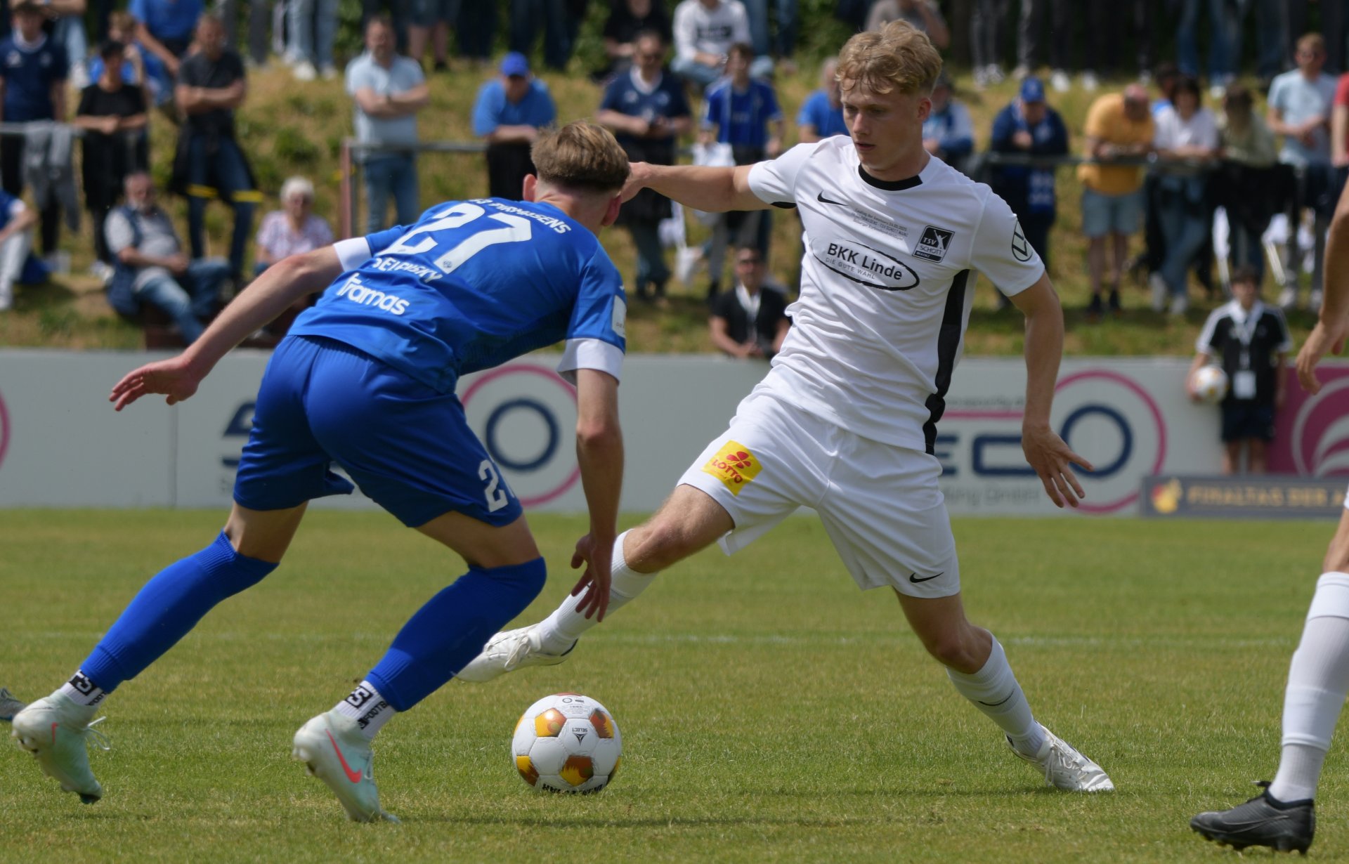 Auf das aggressive Zweikampfverhalten des FK Pirmasens war nicht nur ein junger Spieler wie Jan Wiltink nicht eingestellt...