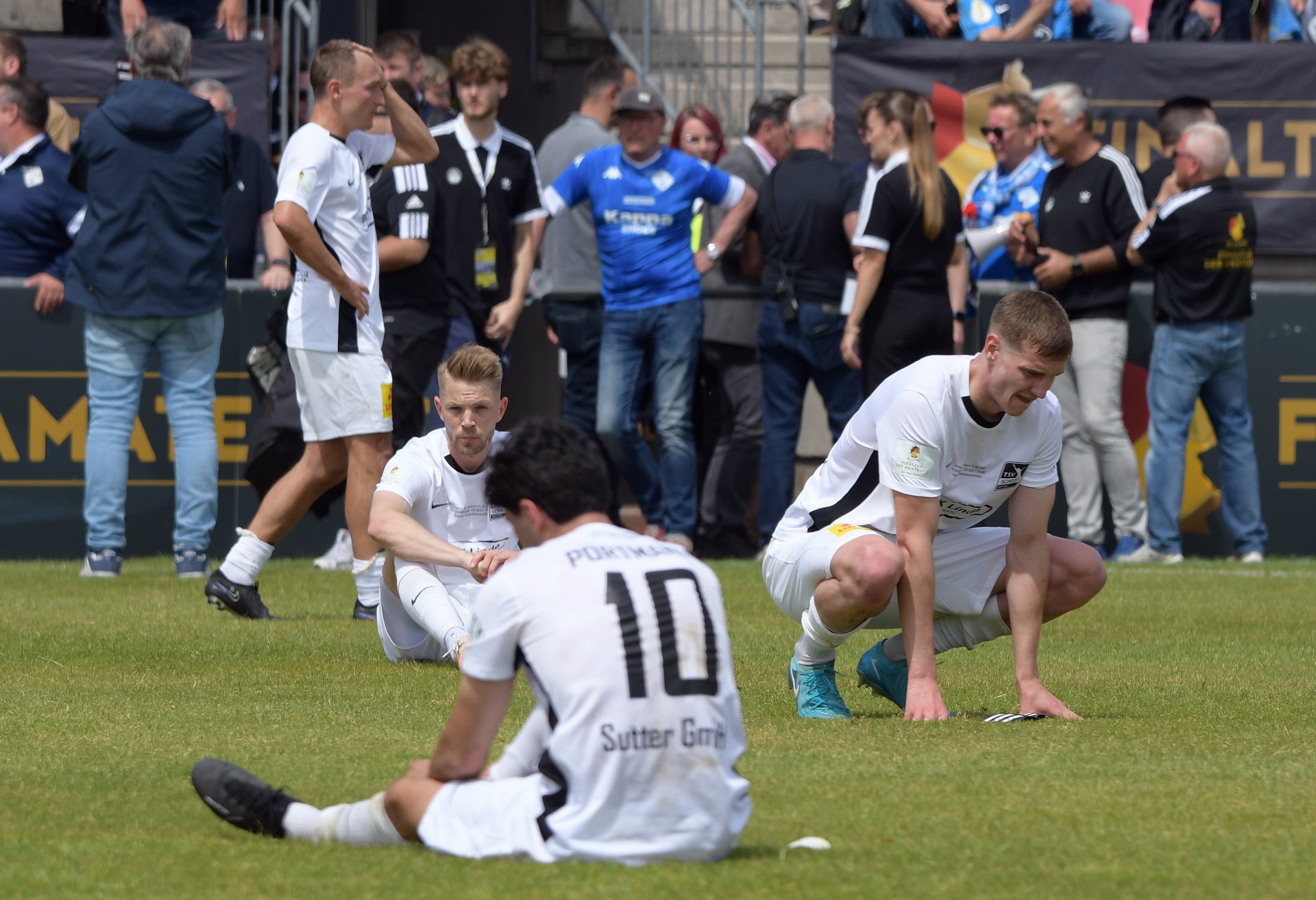 Zu mehr als Leon Kerns 1:2 reichte es nicht mehr, weshalb manche Akteure nach dem Schlusspfiff zu Boden sanken...