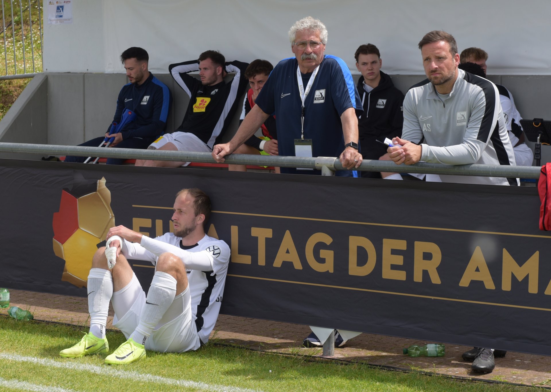 ...Betreuer Dieter Senftleben und Torwarttrainer Axel Schulz schauten ebenfalls bedröppelt drein.