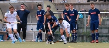Skeptische Blicke der Teamkameraden begleiten den Zweikampf von Fynn Kessler im Spiel gegen den ASV München.