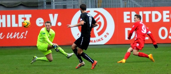Das war Tom Schmitts zweite Torchance, und zum zweiten Mal überwand der 05-Stürmer den Stuttgarter Torwart Marius Kern nicht. Das änderte sich erst zehn Minuten vor Schluss.