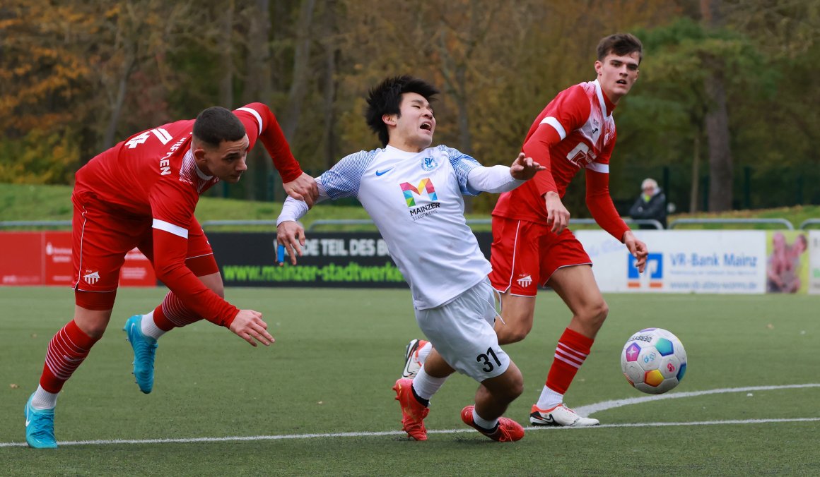 Beim 3:1-Hinrundenerfolg gegen den FV Engers holte Ryoji Matsumura den Strafstoß zum ersten Treffer der Partie heraus, diesmal erzielte er ihn selbst.