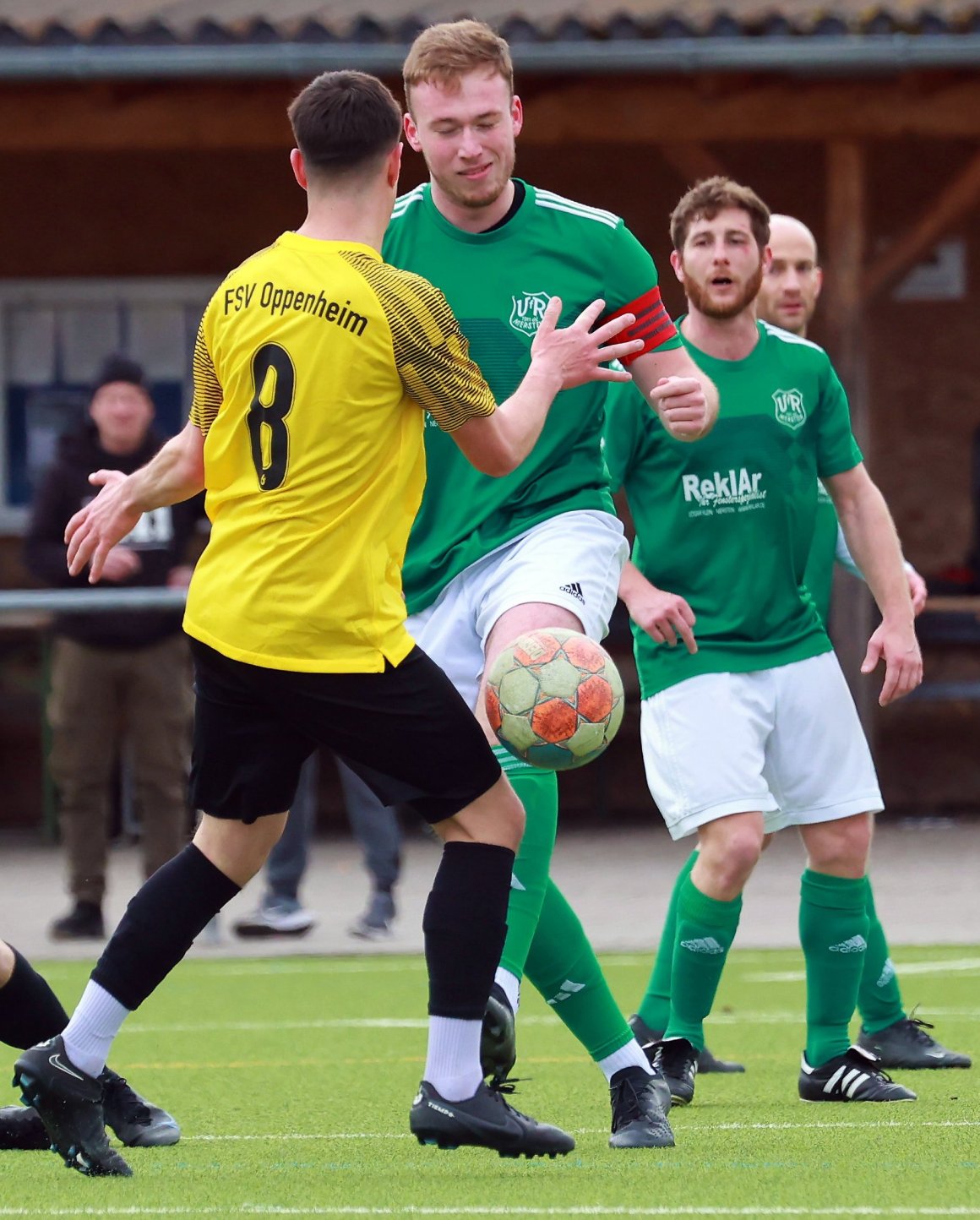 Nico Manz (2.v.l.) hat nicht vor, mit dem VfR Nierstein dem FSV Oppenheim in die A-Klasse zu folgen.