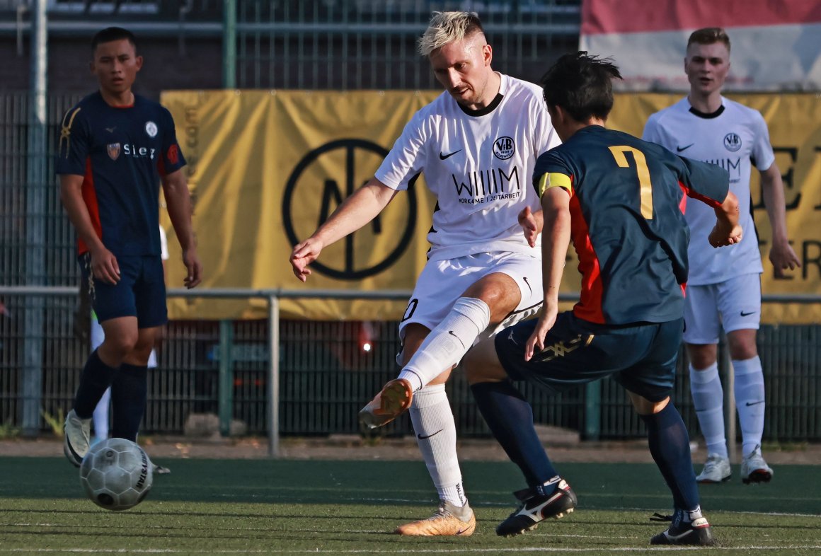Zwei Institutionen verliert der höherklassige Mainzer Fußball mit Ende der Saison am Sonntag: Norman Loos (Mitte) wechselt ins Trainerfach, Yuya Okoda (r.) kehrt in die japanische Heimat zurück.