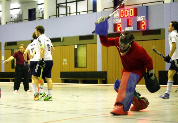 Da wirste narrisch: HCL-Torwart David Schneider ärgert sich über den 3:2-Führungstreffer des TSV Schott. Ganz am Ende der ersten Hälfte konnten die Mainzer zwei Kurze Ecke innerhalb einer Minute verwandeln.