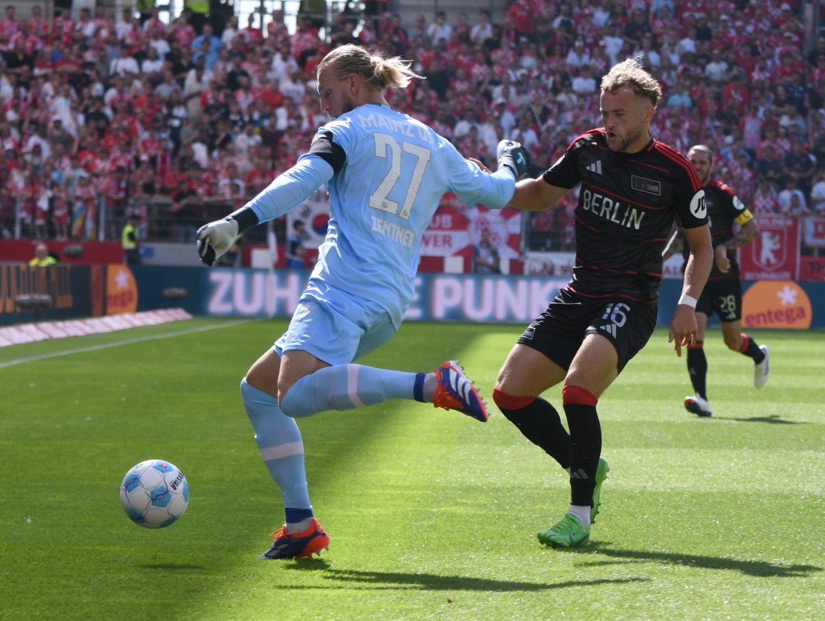 In absehbarer Zeit wird Robin Zentner nicht mehr vor Benedict Hollerbach (r., im Union-Trikot) klären müssen.