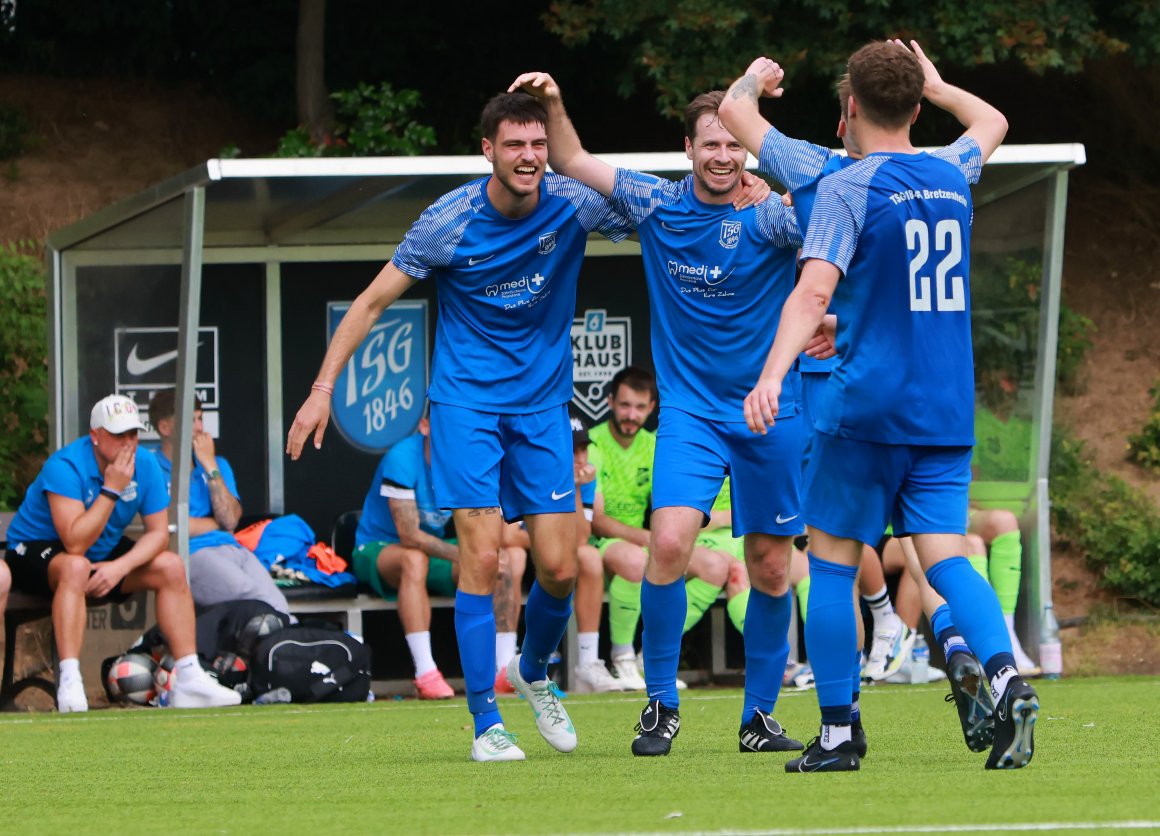 Vier erlösende Treffer gelangen der TSG Bretzenheim 46 gegen den Tabellendritten Jahn Zeiskam, zwei davon gelangen Jonas Gangl (Mitte), der sich von Lukas Helbach, Vorlagengeber Jakub Koutny (verdeckt) und Luis McColgan (v.l.) beglückwünschen lässt.