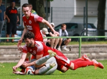 Thomas Mirkes begräbt Ball und Gegner unter sich, Johannes Lawen wird ihm bestimmt gleich aufhelfen.