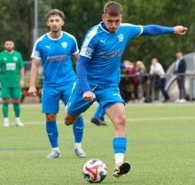 Danielo Wenzel (l.) wird Patrik Pavlicic in der kommenden Runde nicht mehr beim Tore schießen für die Mombacher Fortuna zuschauen, er wechselt auf die Kotrainerposition beim SKC Barbaros.