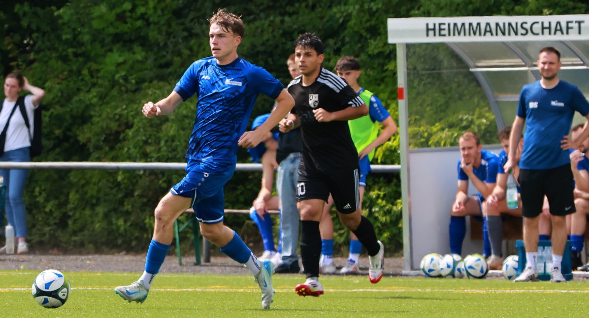 Moritz Scheu hat sich in dieser Saison zu einem absoluten Leistungsträger der SG Harxheim/Gau-Bischofsheim entwickelt, hier folgt ihm der Ober-Olmer Offensivmann und Torschütze Tarkan Zintl.