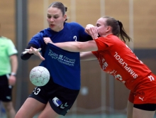 Alexandra Flebbe (l.) erzielte in Schutterwald die ersten beiden und das letzte Feldtor der Sportfreunde, dazwischen gelang der Rückraumschützin keiner der Abschlüsse.