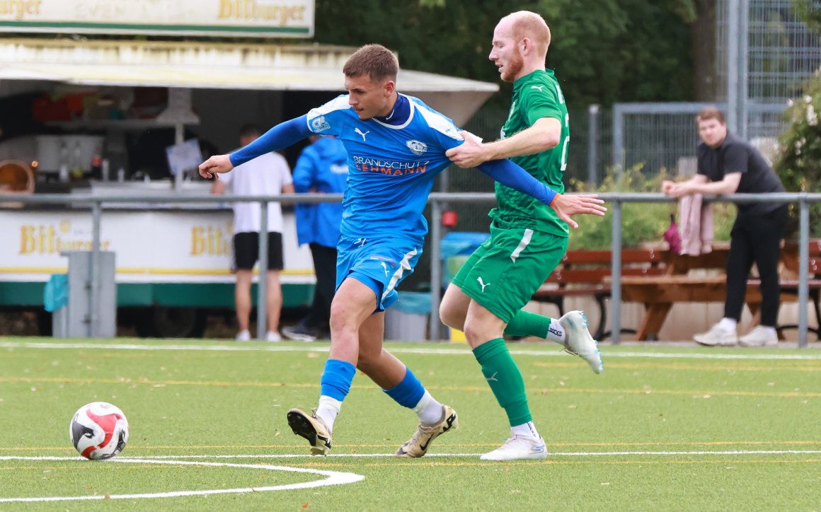Da hilft alles Festhalten nichts: Patrik Pavlicic (l.) und Fortuna Mombach steigen aus der Landesliga ab.