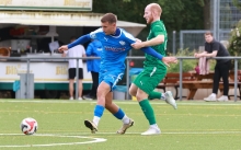 Da hilft alles Festhalten nichts: Patrik Pavlicic (l.) und Fortuna Mombach steigen aus der Landesliga ab.