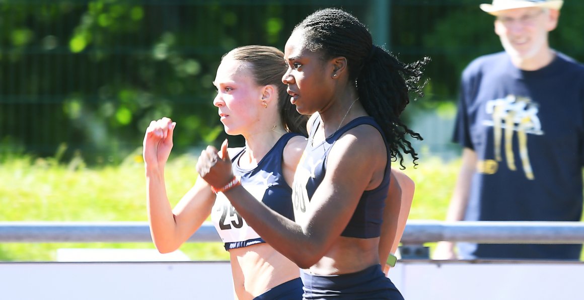 Judith Mokobe (r.) rannte in Regensburg zu neuem Landesrekord, Mia Schmitz bestätigte die EM-Norm.