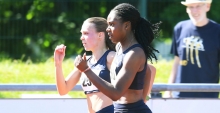 Judith Mokobe (r.) rannte in Regensburg zu neuem Landesrekord, Mia Schmitz bestätigte die EM-Norm.