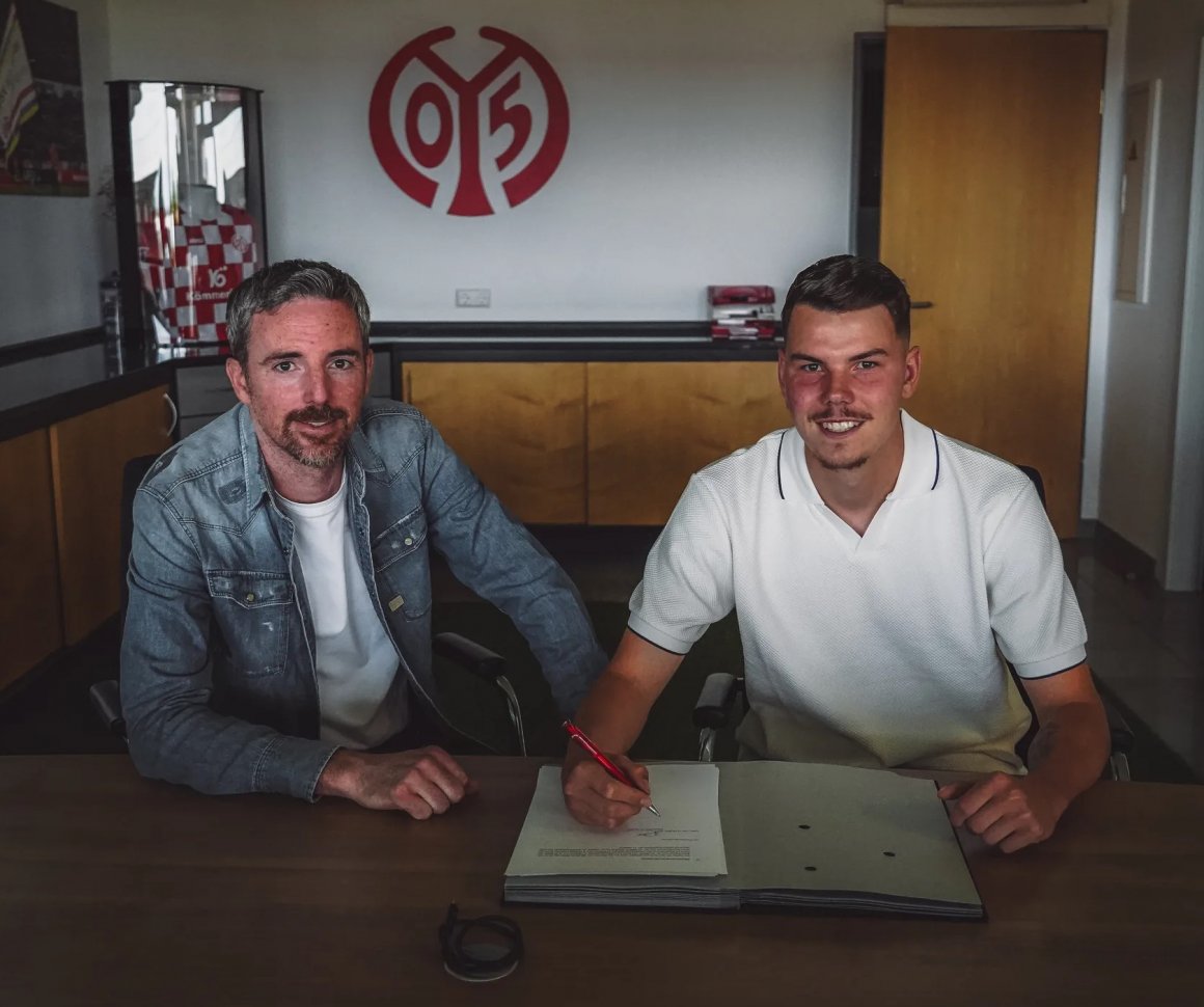 Der luxemburgische A-Nationalspieler Jayson Videira hat beim Technischen Direktor Meikel Schönweitz (l.) seinen Vertrag unterschrieben.