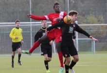 Christian Kinsombi (M.) aus der U16 des FSV Mainz 05 gab in Nürnberg sein Debüt in der B-Junioren-Bundesliga.