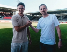 Als dritten Neuzugang für die U23 präsentiert der Technische Direktor Meikel Schönweitz (r.) Stürmer Fabio Moreno Fell.
