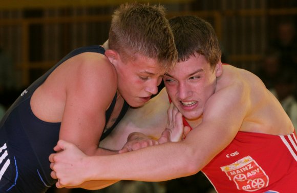 Ruben Härle (r.) lag in Riegelsberg bis 20 Sekunden vor Schluss vorne, geriet dann aber mit einem Bein aus der Kampfzone und verlor 4:5.