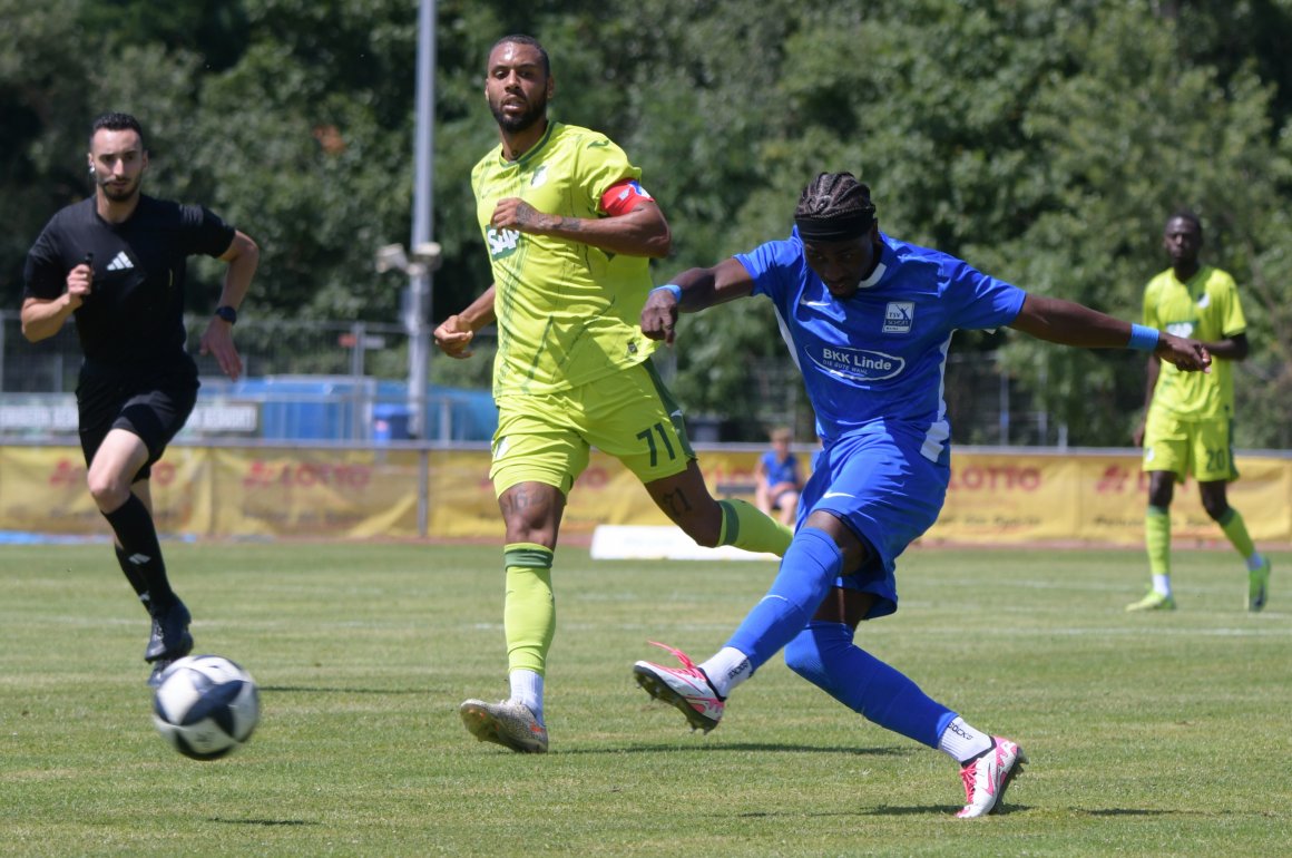 Shai Neal (r.) brachte den TSV Schott mit 2:1 in Führung.