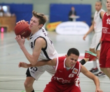 In beeindruckender Manier sind die JBBL-Basketballer der SG RheinHessen (links: Tomas Janda) durch die bisherige Saison marschiert. Der vorzeitige Einzug in die Hauptrunde soll aber nur ein Etappenziel bleiben.