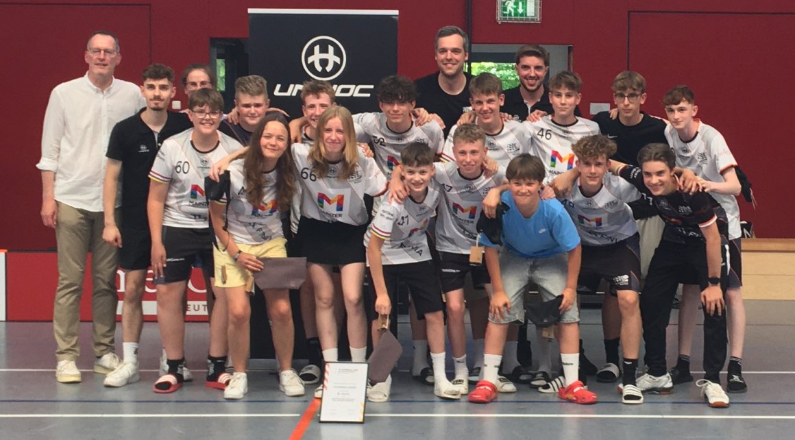 Auf Rang sechs lief das Mainzer U-15-Team beim eigenen DM-Turnier ein und durfte mit seinem Auftritt zufrieden sein. Innenminister Michael Ebling (l.) gratulierte.