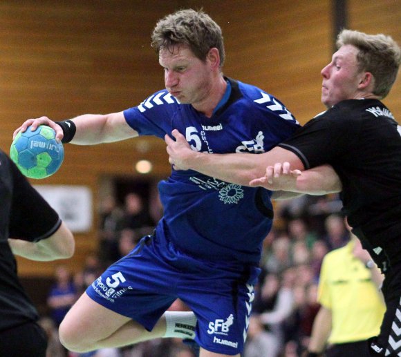 Durchpusten und den Verteidiger dezent wegdrücken: Michael Gruß setzt zum Rückraumwurf an. Mit den Sportfreunden blieb er gegen die HSG Worms bis zum Schluss im Spiel, musste sich dem Favoriten dann aber doch geschlagen geben.